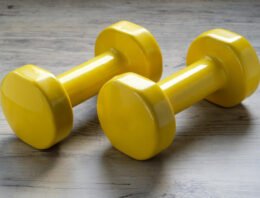 Činky a jednoručky – základ silového tréningu doma aj v posilňovni