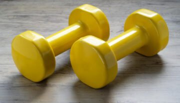 Činky a jednoručky – základ silového tréningu doma aj v posilňovni