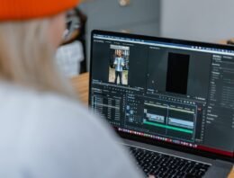 Pinnacle Studio vs Adobe Premiere Elements – strihajte videá bez mesačných poplatkov